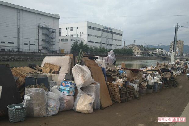 清水区・巴川が氾濫した清水銀座近辺は、道路の脇に水浸しになって使用不能になった冷蔵庫、テレビ、ベッドなどの粗大ゴミが山積になっている