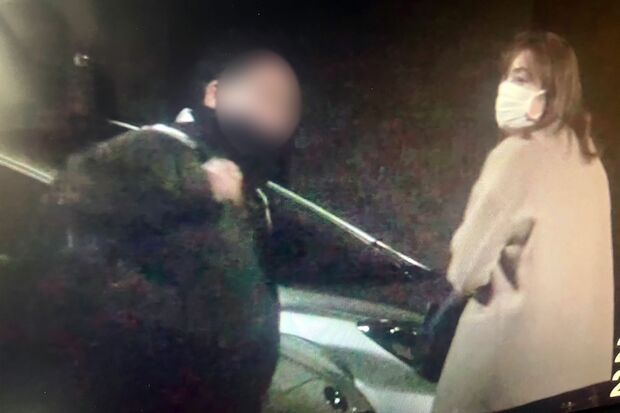 平日の夜中、人目をはばかるように山口舞の家へ向かうA子さんの元夫と山口（B子さん提供）