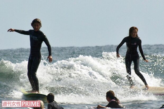 '08年、千葉県沖でサーフィンデートを楽しむ木村拓哉と工藤静香