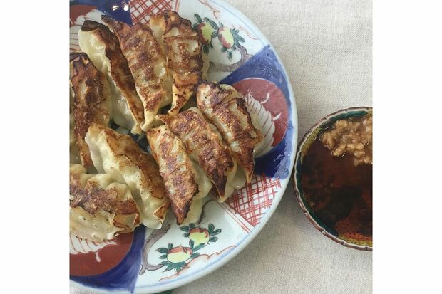 長男が経営する『小宇宙（コソラ）』の冷凍餃子。買い物もままならないので通販で購入。ビールにぴったりやわ～♪（木村さん）