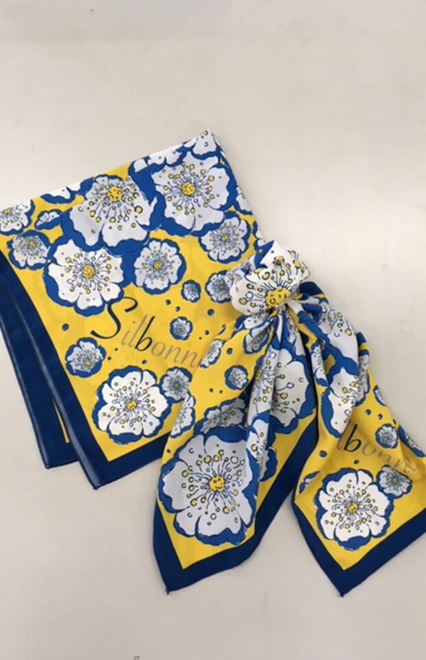 女性活躍促進を象徴するアイテムとして、埼玉県SCの職員たちがデザインから手がけ、シルボンヌスカーフを作製。こちらも今後全国で展開していく予定