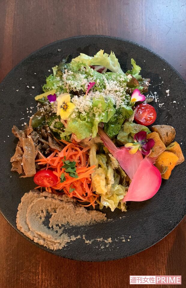 清澄白河フジマル醸造所で提供された色鮮やかな野菜のひと皿。浅野さんのアロマレッドにんじん、ピンクかぶ、エディブルフラワーなどを使っている　撮影／齋藤周造