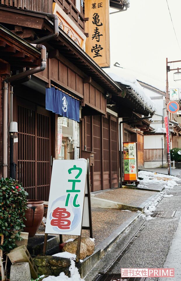 八尾の町を散策。和菓子屋さんなど地元のお店が並ぶ　撮影／山田智絵