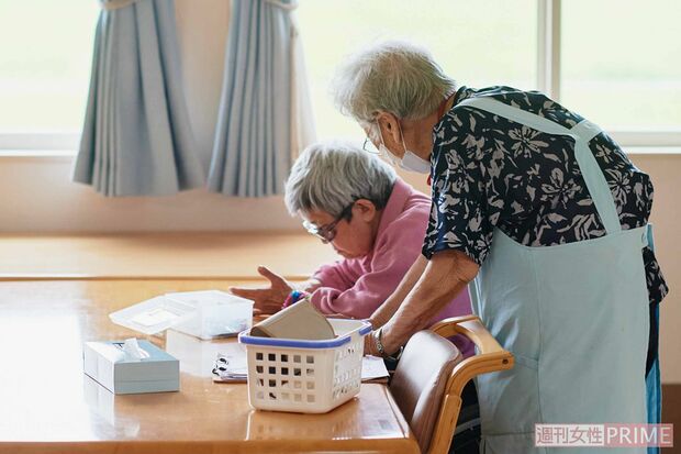 「一日の勤務で担当する入居者さんは6～7人。寝たきりの方や認知症の方などいろいろな方がいますよ」