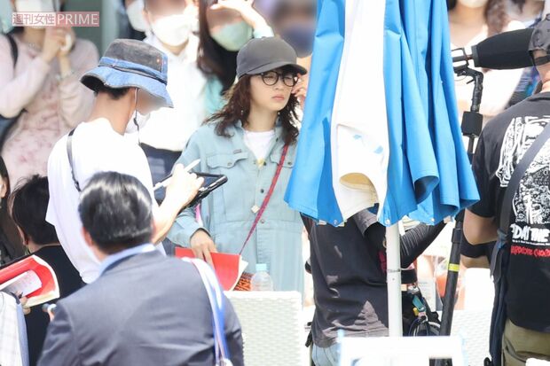 小道具のメガネをかけて地味に役作りも、そのオーラは隠せない広瀬すず