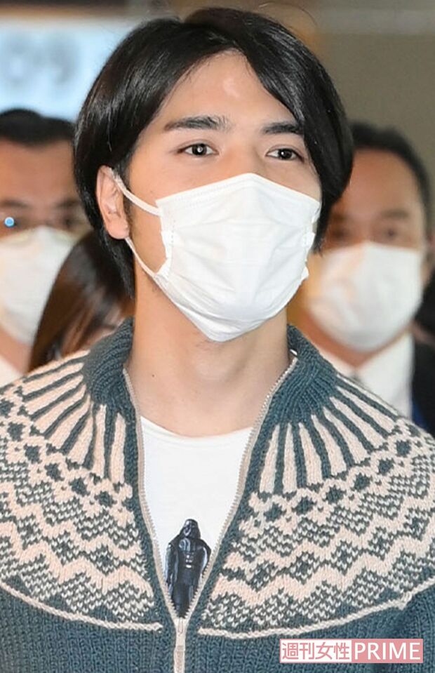 NY行きの便に乗ろうとする小室圭さんの胸元にはダース・ベイダーが（'21年11月）