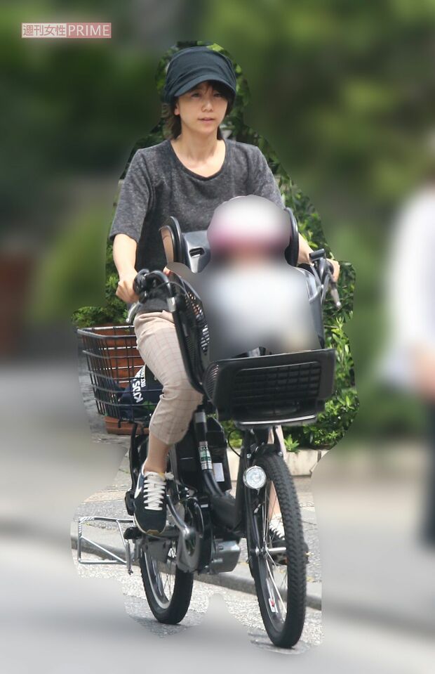 2015年6月、自転車で娘をプレスクールに送る福田萌