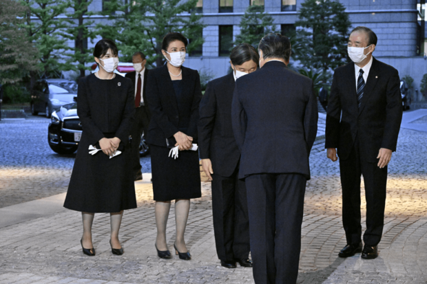 10月2日、関東大震災から100年を迎えるに際して行われた特別展をご覧になった天皇ご一家。愛子さまは雅子さまと同様、紺色のフォーマルウェアにパールのアクセサリーをお召しに