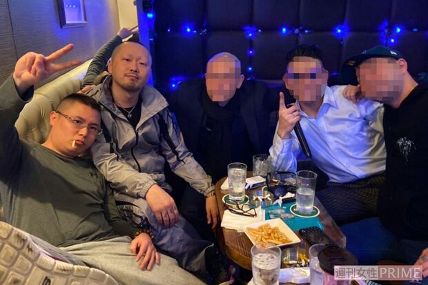 関係者らとの飲み会で楽しそうな佐々木被告（左端）とその隣に座る山中組長（ユキさん提供）