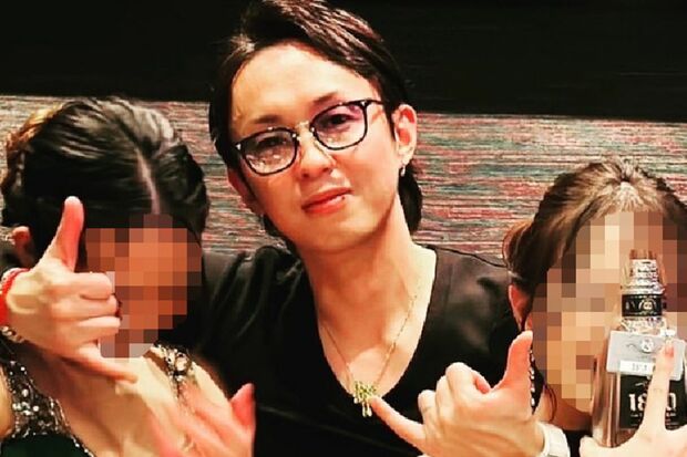 女性をはべらせ、ご機嫌な板谷博希被告（本人のSNSより）