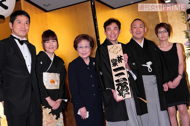 2009年に行われた林家三平襲名披露パーティーでは海老名家が勢ぞろいしていた