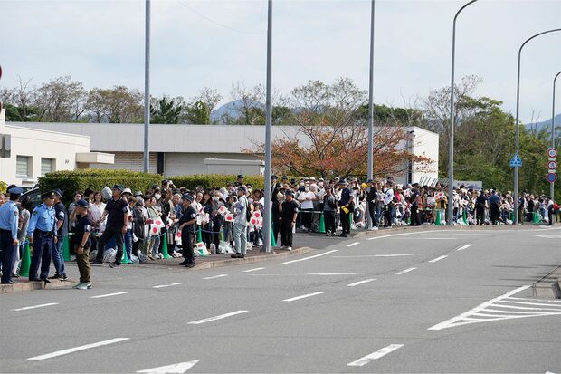 愛子さまをひと目見ようと空港には約1000人もの人々が出迎えた