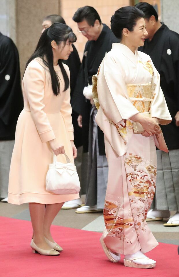 令和初の大相撲観戦に訪れた雅子さま（'20年1月）。「縁起のよい扇柄は力士たちを励ますかのよう。グラデーションカラーがステキです」（日置千弓さん）