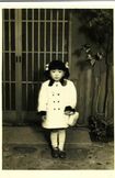自宅の玄関前でおすまし顔の安藤和津。仕事が忙しい母親に代わって乳母にお姫様のように育てられたという(写真は3歳のとき)