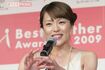 '09年のベストマザー賞授賞式で喜びを手話で表現した今井議員