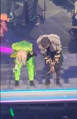 “自撮りファンサ”による炎上騒動を受けてか、ファンに土下座した後、改めて頭を下げた『HiHi Jets』猪狩蒼弥（左）と『Aぇ! group』佐野晶哉（ツイッターより）