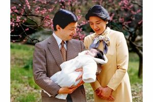 2002年 42歳 うららかな春の日、赤坂御用地の梅林を散策されるご一家(宮内庁提供)