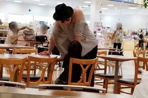 ショッピングモールで子どもたちと過ごす山本耕史