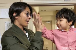 笑顔でハイタッチする山下智久