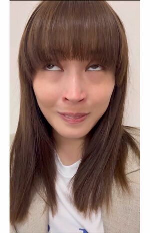 「研ナオコ氏が降りてきた」話題の変顔(広瀬アリスXより)