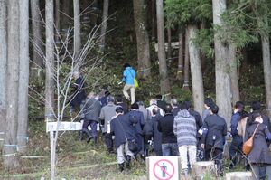'15年11月、裁判所の調査団が現地視察のために大川小近くの“裏山”へ入る様子
