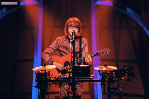 ライブではアコースティックギターのほか、ブルースハープやパーカッションなども演奏するマルチプレーヤーの坂崎