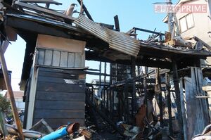 全焼した住宅。A子さんは写真のほぼ中央に位置する1階居間によくいたという