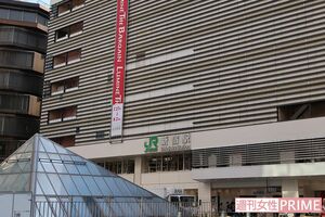 ぶつかる男が現れたJR新宿駅。乗降・乗り換え客は多い