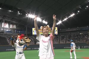 笑顔できつねダンスを踊る手越祐也(北海道日本ハムファイターズ公式YouTubeより)