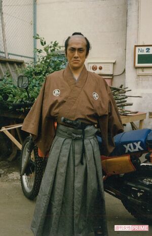 22歳、大部屋時代。大映撮影所にて、当時乗っていた愛車の前で