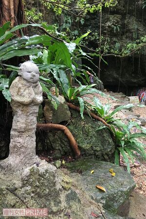 犠牲者を悼む気持ちを組み込んで、少年たちが金城さんと制作した野仏