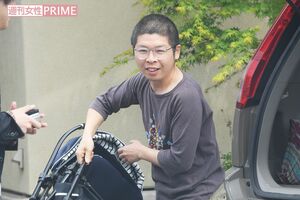 ベビーカーを車から降ろしながら、取材に応じたケミカル