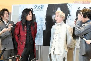 報道陣に「キラキラしてますか、僕ら？」と問いかけ、和ませる稲垣（撮影／渡邉智裕）