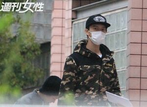 田口淳之介、脱退後に同居再開 小嶺麗奈と愛犬の散歩へ（'16年4月）