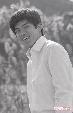 佐藤浩市。デビュー作ドラマ『続・続事件』の現場にて（'80年撮影）