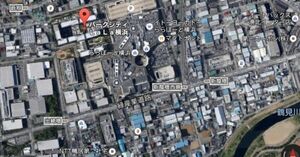  B29撮影の地図（下）とほぼ同じ場所の現在の様子（写真はグーグルマップより）。マンションや商業施設『ららぽーと横浜』、工場などが建設されたあたりは、水はけが悪く地盤が軟らかで洪水にも地震にも弱い土地だった。地盤の悪さは一帯の地名「池辺町」からもわかる