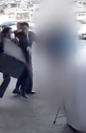 カバンを盾にして岸田首相に覆い被さるSP