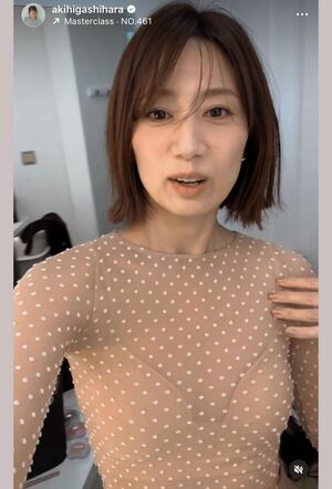 一見すると何も着ていないように見える東原亜希(本人のインスタグラムより)