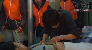 成田凌が船上で大ケガをした森七菜の腕を切断し、そのまま縫合手術も行った第1話