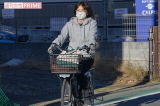 今年1月、自宅近くの幼稚園から帰宅する水野真紀。幼稚園教諭一種免許を取得している