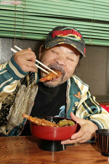 大好物の天丼をかっこむ　撮影／近藤陽介