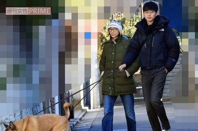 2016年12月、ペットの保護犬を散歩させる杏と東出昌大