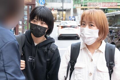 直撃に答えるAマッソ・加納（左）と村上