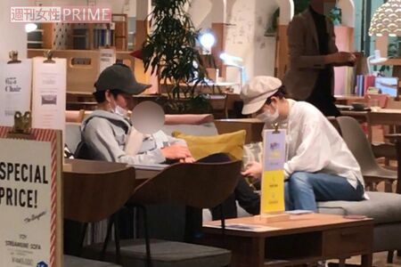 2019年11月に都内の家具店でテーブルを選ぶ佐々木希（右）と、1歳の子どもを抱える渡部建