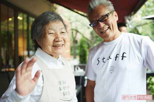 『注文をまちがえる料理店』で、認知症の女性と 撮影/渡邉智裕