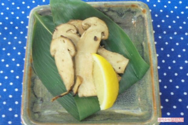 伊勢海老のウニ焼きを味わい、あぶったマツタケに舌鼓。豪華メニューから普段の食事まで、料理にも力を入れる