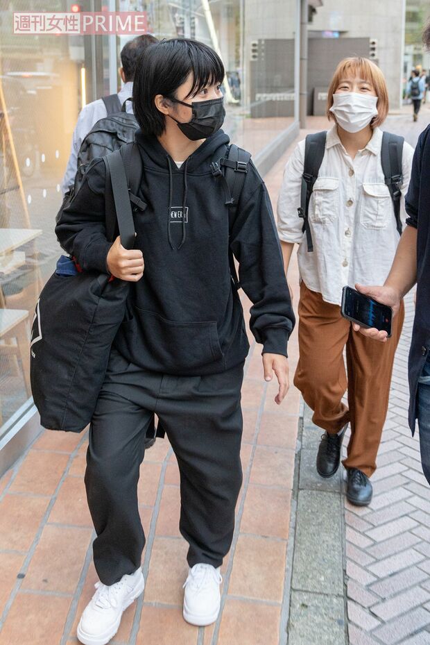 直撃に答える加納と、後ろでニヤニヤしながら加納の反応を伺う村上