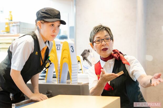 常に店内全体に目を配り、気がついたことを若い店員と共有する 撮影/伊藤和幸