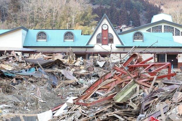 奥に見えるのは、幼稚園。吹き抜け状態になってしまった（陸前高田市、2011年3月29日〜4月1日）