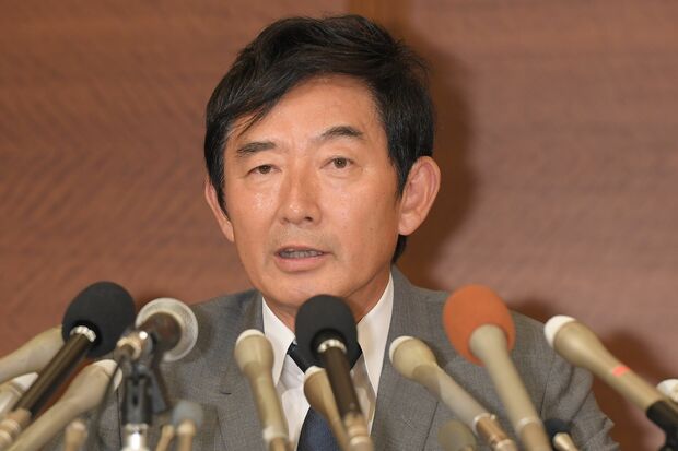 2016年7月11日、都知事選出馬を断念することを発表した石田純一